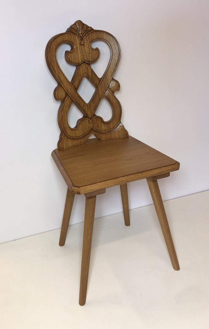 Chaise Alsacienne galbé - Chêne doré - Dossier double cœur sculpté double face - 433GS
