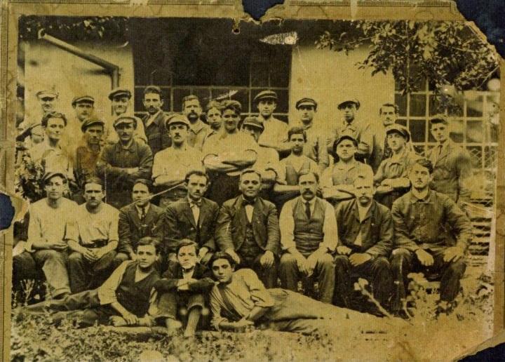 Souvenir des compagnons de 1925 ayant commencé l'histoire de l'atelier FABAR Souvenir des compagnons ayant démarré l'histoire de l'atelier FABAR